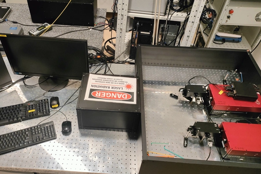 Laserowy dwuwiązkowy spektrometr fotoelektryczny