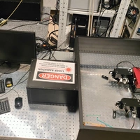 Laserowy dwuwiązkowy spektrometr fotoelektryczny
